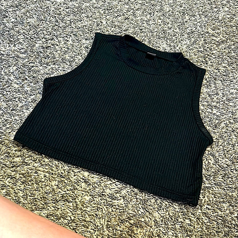 I’m selling a black crop top that I bought machine for my daughter wore it once.